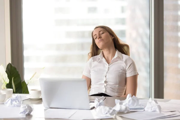 Mujer de negocios cansada durmiendo en la silla en el escritorio —  Fotos de Stock