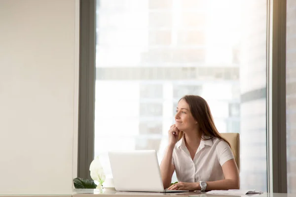 Mujer de negocios satisfecha soñando con el éxito — Foto de Stock