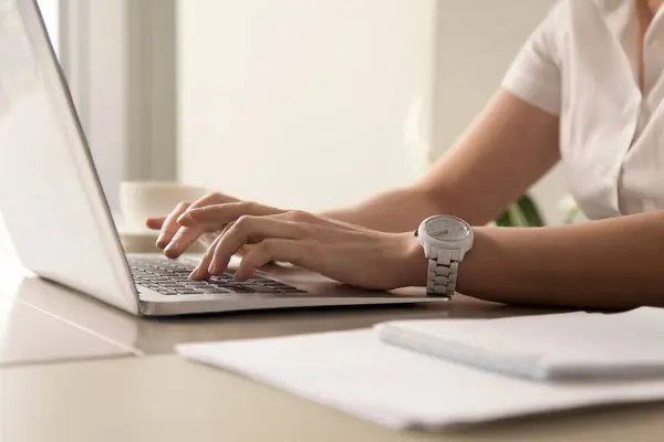 Womans ręce pisania na laptopa w miejscu pracy — Zdjęcie stockowe