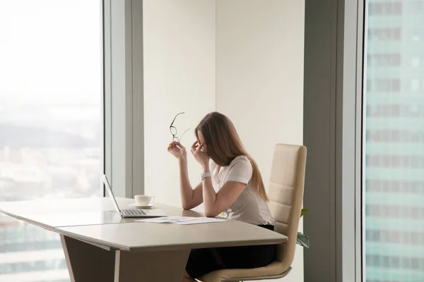 Utmattad affärskvinna som sitter på kontor — Stockfoto