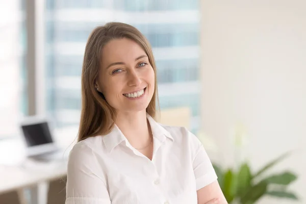 Sorridente donna d'affari gode con successo al lavoro — Foto Stock