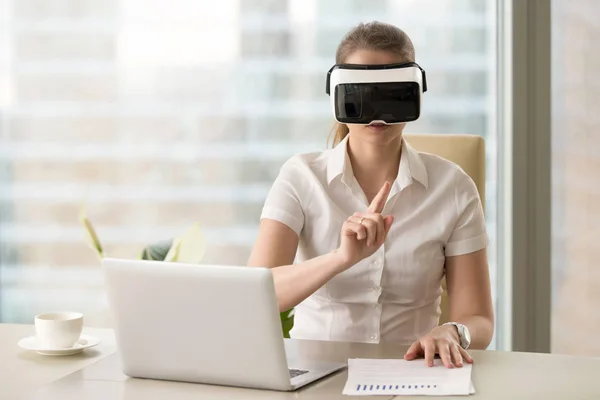 Empresaria interactúa con la realidad virtual en los auriculares VR —  Fotos de Stock