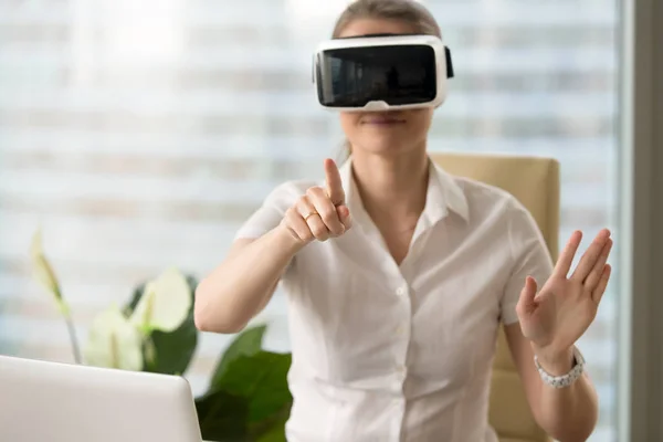 Auricolare donna in VR che tocca oggetti virtuali — Foto Stock