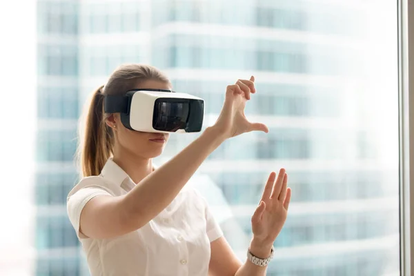 Chica usando deslizar y estirar el gesto en gafas VR —  Fotos de Stock