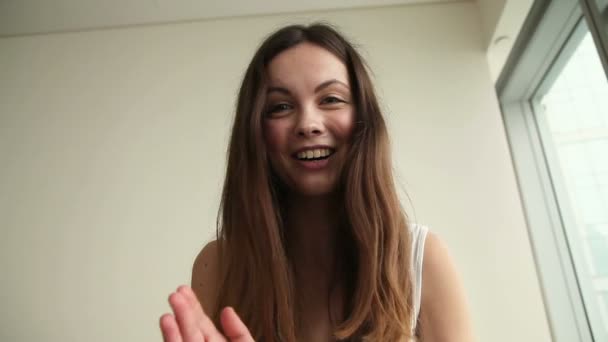 Молодая женщина делает видеозвонок — стоковое видео