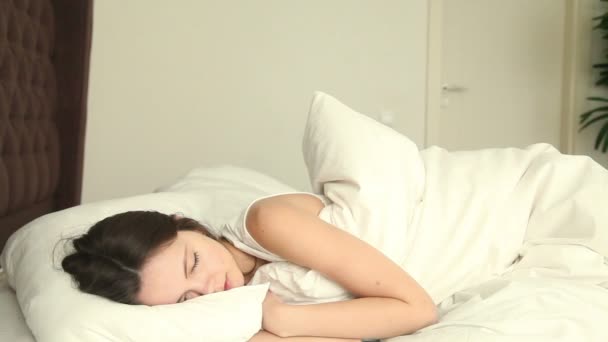 Young woman sleeping on uncomfortable bed — Stock Video