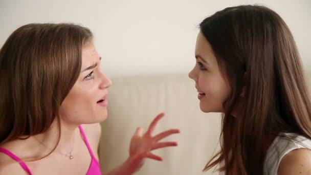 Deux copines drôles heureux de nouvelles passionnantes — Video