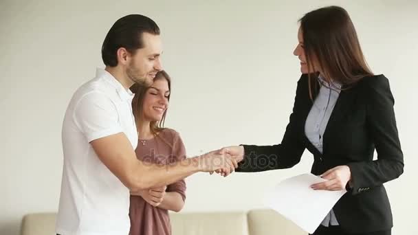 Joven feliz pareja consiguiendo llaves de la nueva casa — Vídeos de Stock