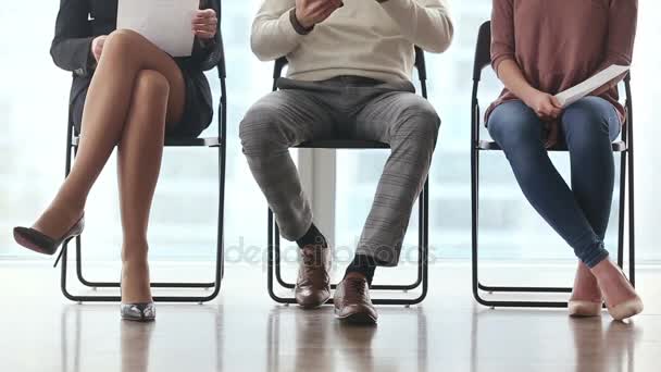 Grupo de personas que esperan una entrevista de trabajo — Vídeo de stock