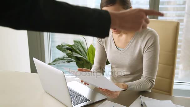 Vrouwelijke werknemer ontvangst van de kennisgeving van ontslag, ontslagen, verliezen baan — Stockvideo