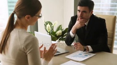 Çak bir beşlik vererek toplantıda, proje iş adamı ve iş kadını tartışıyor