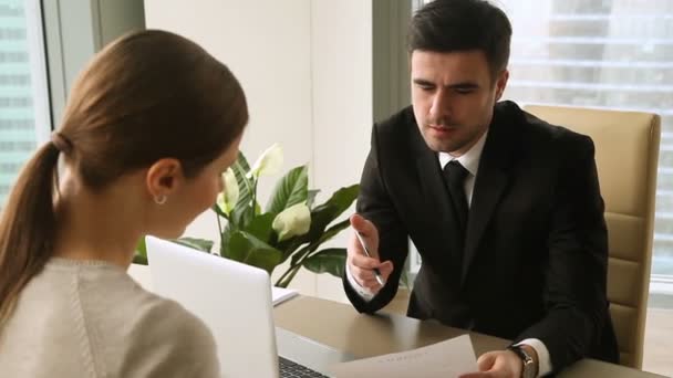 Un hombre de negocios serio entrevistando a una joven candidata, solicitando un trabajo — Vídeos de Stock