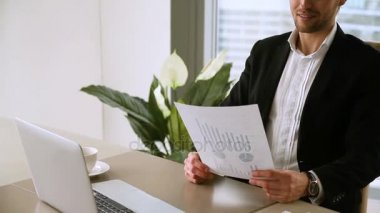 Yakışıklı erkek patron istatistik raporu, şirketin büyüme ile memnun eğitim