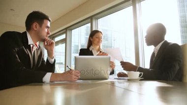 Üç çok kültürlü iş ortakları toplantısında Office Proje tartışıyor