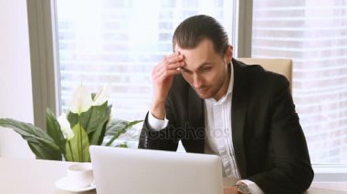 Esneme ve işyerinde zaman kontrol yorgun overworked genç işadamı