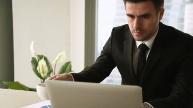 Dizüstü bilgisayar, kahve içme çalışma ciddi başarılı girişimci işyerinde,