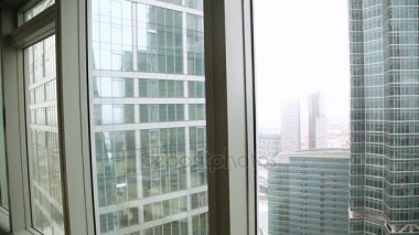 Zeminden tavana uzanan penceresine geliyor başarılı genç iş adamı Cityscape arıyorsunuz