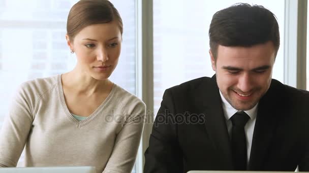 Mulher curiosa espionagem colega masculino, olhando para sua tela do laptop — Vídeo de Stock