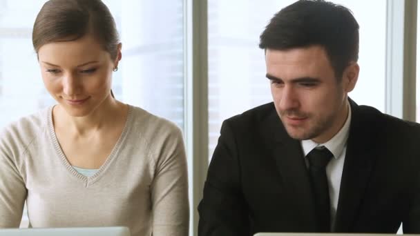 Homem curioso espionando colega feminina, espreitando para sua tela do laptop — Vídeo de Stock