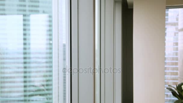 Felice uomo d'affari fiducioso che viene alla finestra, godendo di una grande vista sulla città — Video Stock