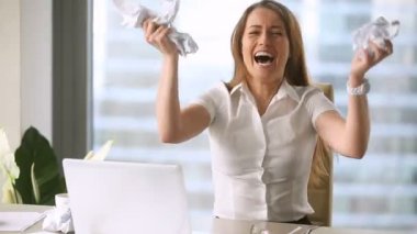 Kağıt ve işyerinde çığlık atma kızgın stresli iş kadını buruşuk