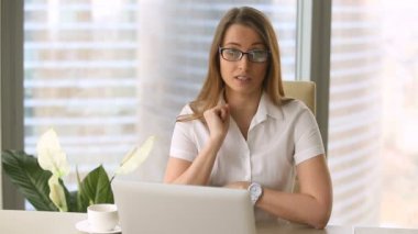 Kamera konuşmakta seyir vlog, yapım genç emin işkadını gülümseyen