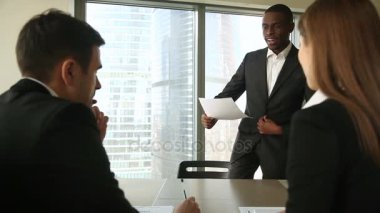 İş görüşmesinde erkek afro Amerikan iş başvurusunda bulunan el sıkışması tanıtımı