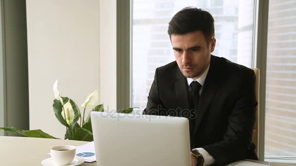 Méditation au travail. Jeune homme d'affaires occupé prenant une pause pour méditer — Video