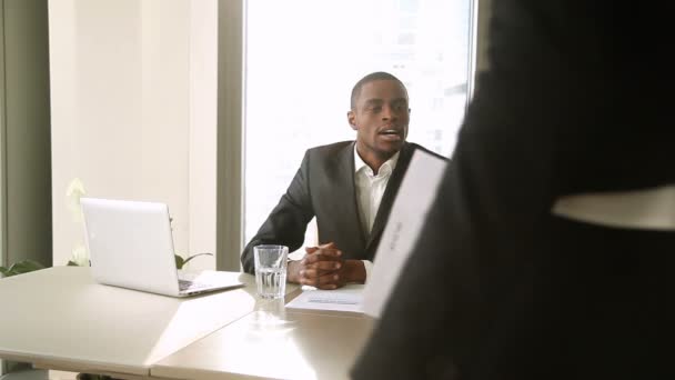 Empresários multiculturais conduzindo entrevista de emprego, fazendo perguntas ao candidato do sexo feminino — Vídeo de Stock