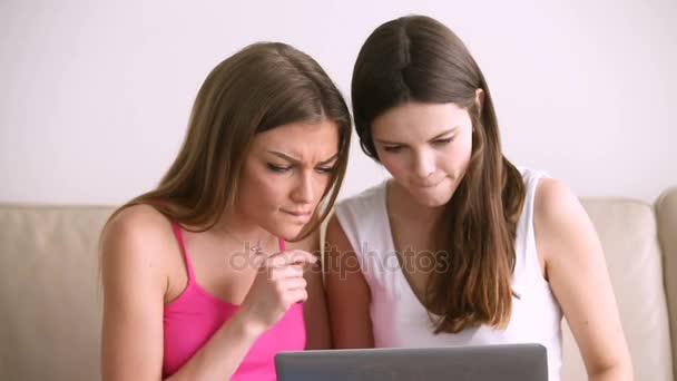 Två glada vackra flickor använder laptop, shopping på nätet till försäljning — Stockvideo