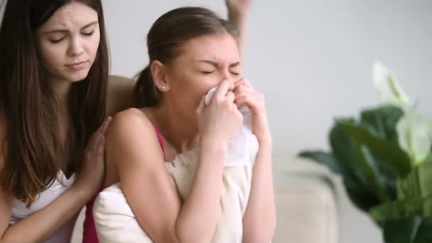 Vriendin troost huilende boos meisje, troostende geween jonge dame — Stockvideo