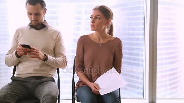 Grupo de empresarios sentados en sillas, esperando el concepto de entrevista de trabajo — Vídeos de Stock