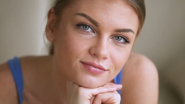 Young attractive woman, teenage girl looking at camera and smiling — Stock Video