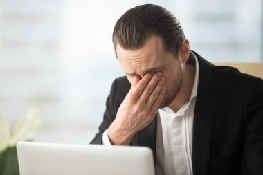 Gözleri yorgunluk işyerinde geçiren işadamı