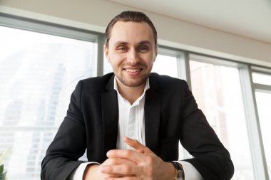 Gülümseyen girişimci ortakları ile pazarlık yapıyor