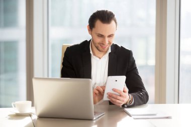 İcra müdürü bankacılık mobil uygulaması kullanarak