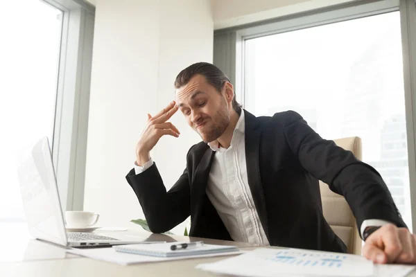 Empresário cansado sofre de excesso de trabalho no local de trabalho — Fotografia de Stock
