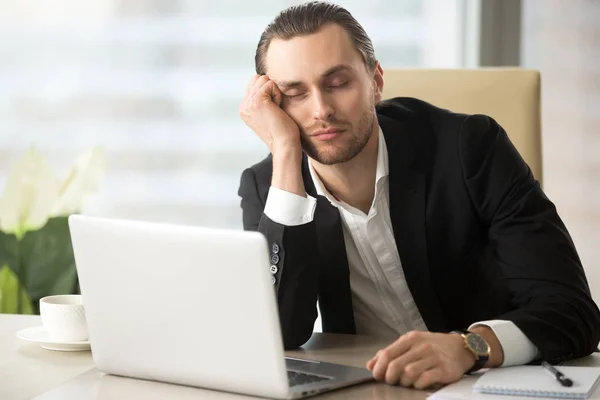 Cansado homens empreendedores adormecidos no trabalho — Fotografia de Stock