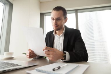İşadamı firma mali belgeleri inceler