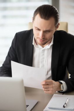 Erkek girişimci okuma yazışma