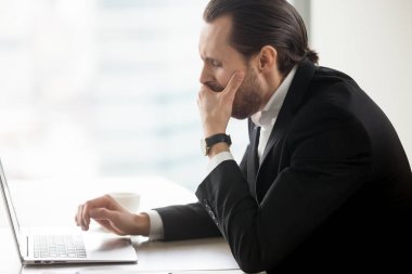 Bilgisayarda çalışırken esneme işadamı