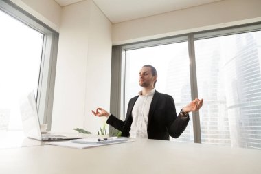 Yoga egzersizleri işyerinde iş işadamı