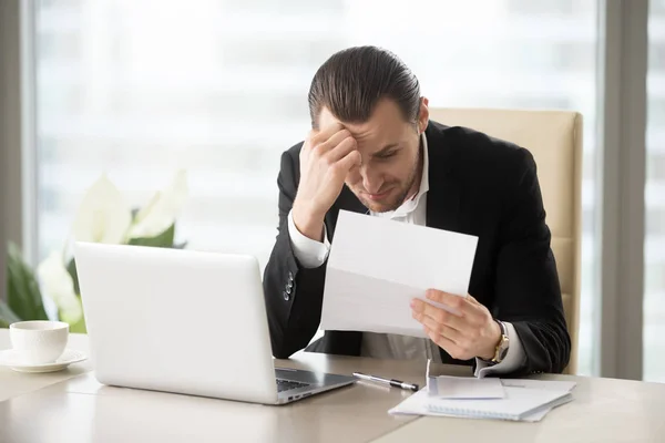 Geschäftsmann verärgert wegen Bankschuldenbescheid — Stockfoto