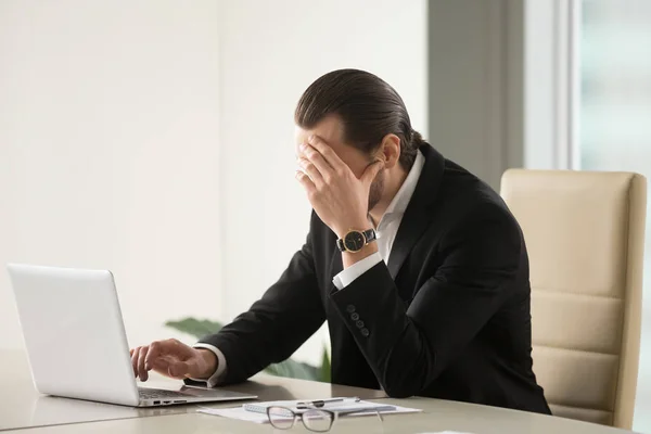 Empresario buscando la salida de la difícil situación — Foto de Stock