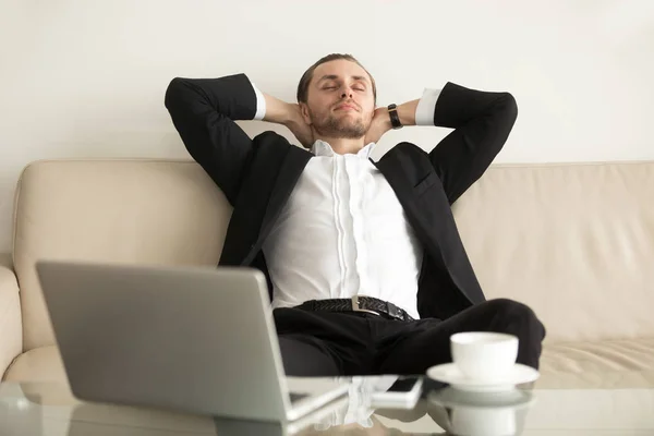 Mann entspannt sich nach Abschluss einer wichtigen Arbeit — Stockfoto