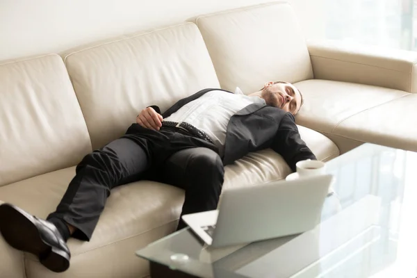 Empresário cansado dormindo no sofá no escritório — Fotografia de Stock