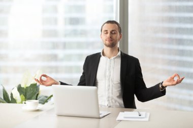 Girişimci rahatlatır stres ile yoga egzersizleri