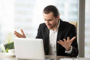 İşadamı laptop arıza ya da hata ile karışık