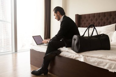 Otel odasında sunum girişimci denetler