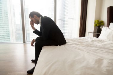 Adam evde sorun hakkında sabahın erken saatlerinde düşünüyor.